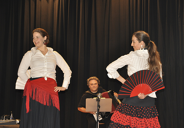 Feurig und ausdrucksstark: Das Flamenco-Duo Las Chicas mit Yannick Zumbrunnen (l.) und Gisela Peter, dazwischen Patrice Kunz am Akkordeon.  Foto: Isabelle Hitz