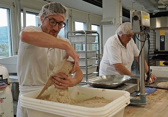 Jeder Handgriff sitzt: Lionel Stantina, Chefbäcker (l.), und Jacques Parmentier, Bäcker. Foto: Tobias Gfeller