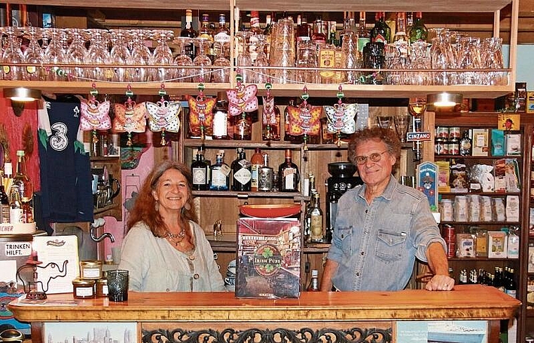 Gastgeber: Linda und Marcel Mischler in ihrem «Pub-Café Heaven’s und Bio Schüüre». Ebenfalls im Bild ist besagtes Buch, das zur Idee des Irish Pubs geführt hat. Foto: Cornelia Felber