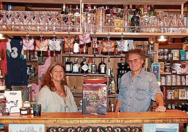 Gastgeber: Linda und Marcel Mischler in ihrem «Pub-Café Heaven’s und Bio Schüüre». Ebenfalls im Bild ist besagtes Buch, das zur Idee des Irish Pubs geführt hat. Foto: Cornelia Felber