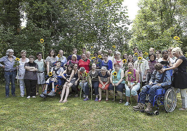 Bereicherndes Miteinander: Julian und Christina Seewer (ganz links) mit ihrer «Wydehöfli-Familie».  Foto: ZVG