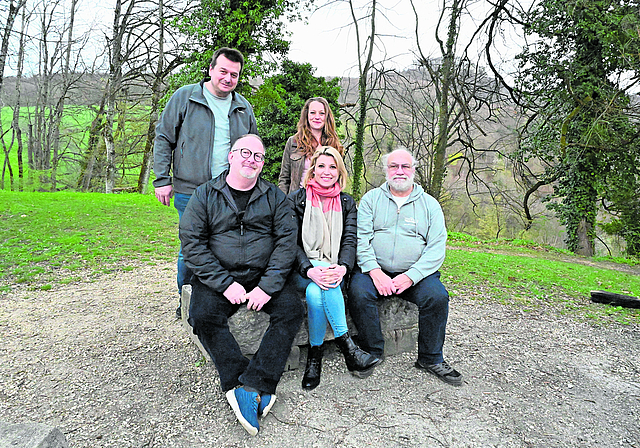 Eine «Herzensangelegenheit»: Hinten Lukas Kohler und Rhea Sieber, vorne Reto Baumgartner (l.), Anita Vögtli und Hanspeter Rutschmann von der Rehkitzrettung Dorneckberg. Foto: zVg
