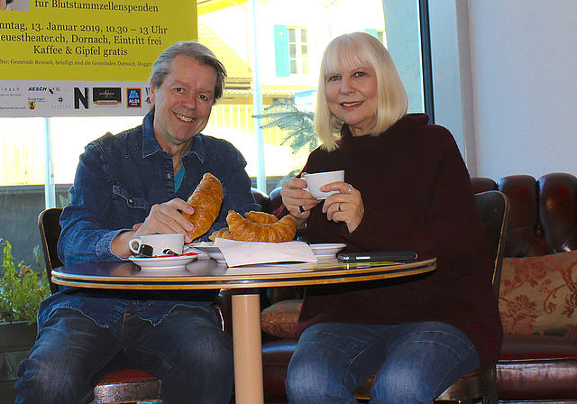 Plaudern bei Kaffee und Gipfeli: Aernschd Born und Barbara Preusler laden zum ersten «Gipfeltreffen».  Foto: Caspar Reimer