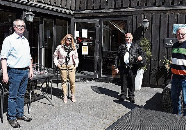 Setzen sich für die Gastronimie ein: (v.l.) Regierungsrat Remo Ankli, Wirtin und Gemeindepräsidentin von Fehren Nicole Ditzler, Kantonsrat Peter Hodel und Mark Winkler, Präsident der FDP Dorneck-Thierstein. Foto: Bea Asper