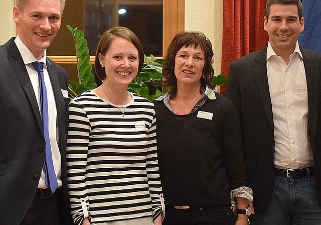 Personalien aus dem Gewerbeverein Dorneckberg: Roman Baumann Lorant (l.) bleibt Präsident und vertritt künftig die Schwarzbuben im KGV Solothurn. Nadine Eichmann (Aktuarin, 2. v. l.) und Kathrin Jost (Gewerbezeitung) wurden in den Vorstand gewählt