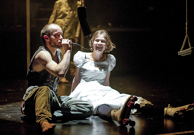 Poesie in der Dunkelheit: Julian Voneschen und Michèle Flury erzählen das Märchen von Mantao.  Foto: ZVG/Cornelius Hunziker