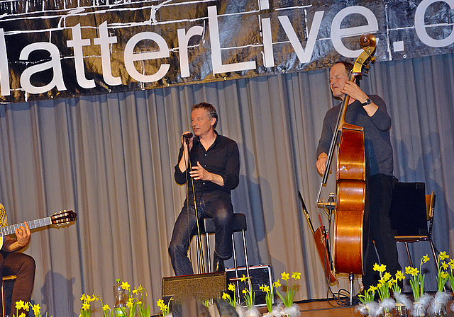 Ueli Schmezers MatterLive: Das HEV-Publikum hatte eine Riesenfreude ab den virtuos gespielten Mani-Matter-Liedern in Latin-Rhythmen. Foto: Roland Bürki