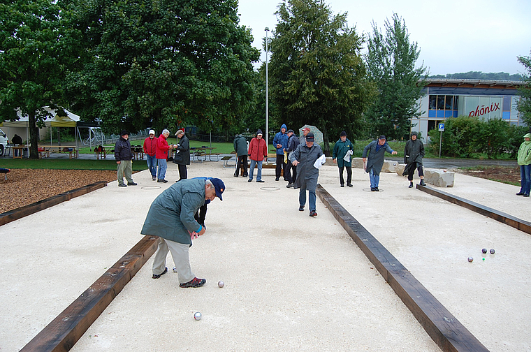 Zentimeterarbeit: Leidenschaftliche Boule-Spieler treffen sich seit dem letzten Samstag auf dem Löhrenacker.  Foto: Axel Mannigel