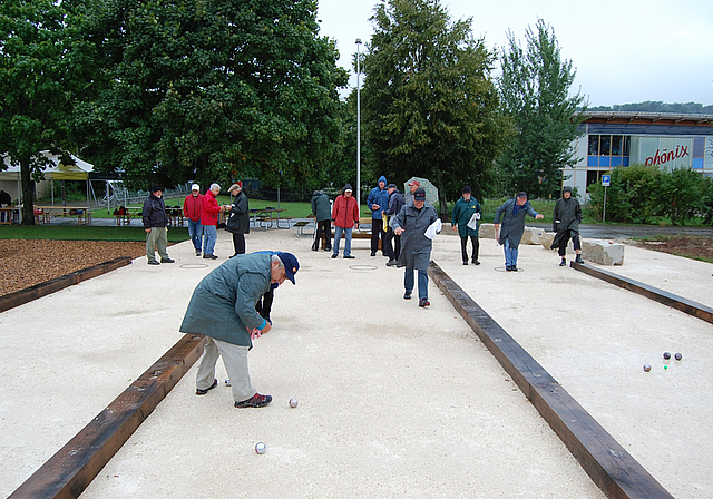 Zentimeterarbeit: Leidenschaftliche Boule-Spieler treffen sich seit dem letzten Samstag auf dem Löhrenacker.  Foto: Axel Mannigel