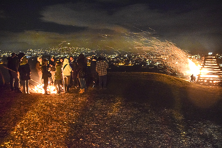 Sonntagabend auf dem Chatzebuggel: Würste grillieren und den Winter vertreiben.  Fotos: zVg/Mike Kurt