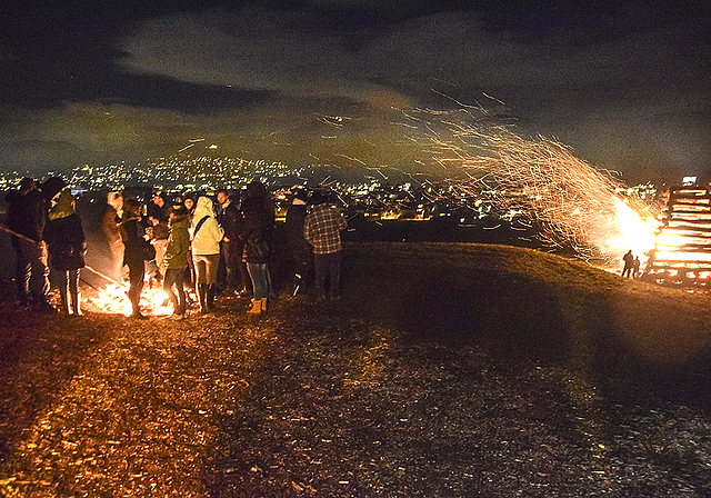 Sonntagabend auf dem Chatzebuggel: Würste grillieren und den Winter vertreiben.  Fotos: zVg/Mike Kurt