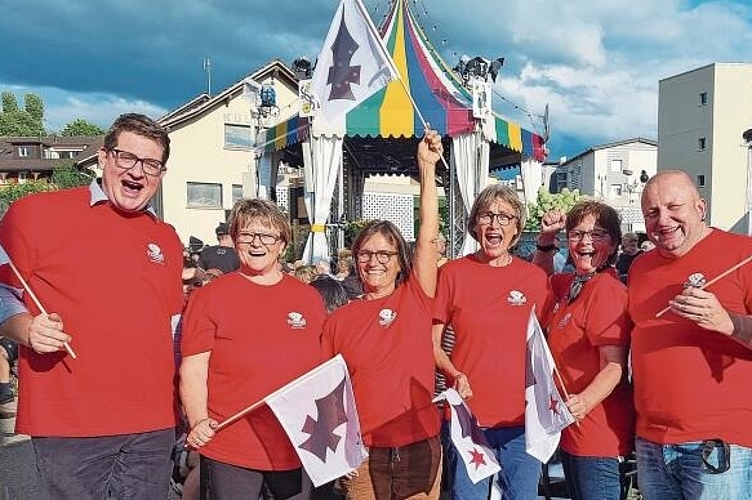 Jubeln mit der Partnergemeinde: Unterstützung erhielten die Aescher Gemeinderäte Stephan Hohl (1. v. l.), Eveline Sprecher (3. v. l.), Christine Koch (3. v. r.) und Monika Fanti (2. v. r.) von Marianne Hess (2. v. l.), Gemeinderätin aus Unterschächen, und Martin Huser (1. v. r.), Landrats­präsident von Uri und ebenfalls aus Unterschächen.