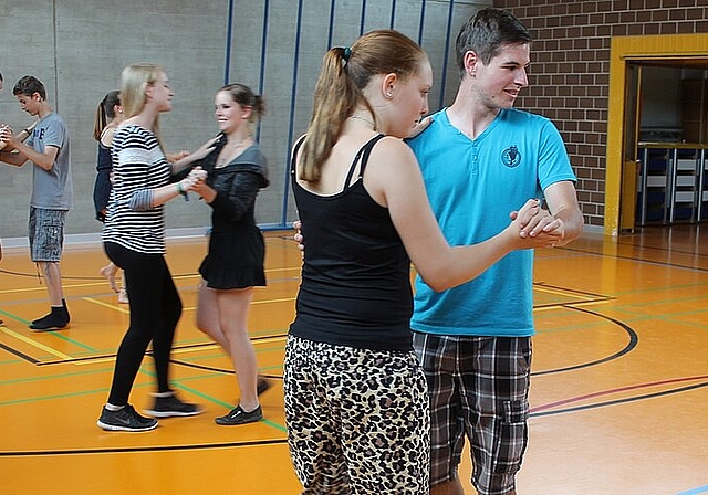 Tanzkurs: Die Jugendlichen während der Vorbereitung für den Abschlussball in der Turnhalle des Oberstufenzentrums Dorneckberg. Foto: Dimitri Hofer