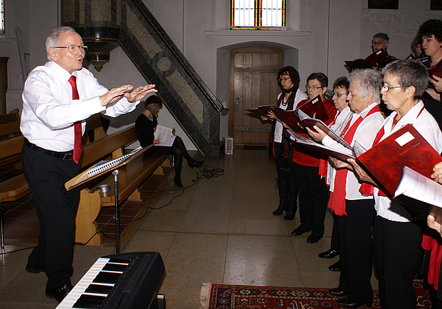 Der Dirigent im Element: Heinz Klötzli mit seinem Cäcilienchor   Fotos: Jürg Jeanloz