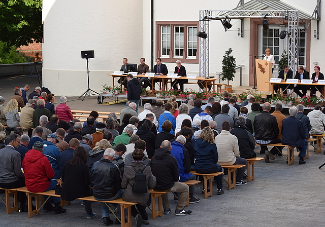 Trotzten der Schafskälte: Am Dienstagabend nahmen über 140 Stimmberechtigte an der Aescher «Landsgmeini» teil. Foto: B. Asper