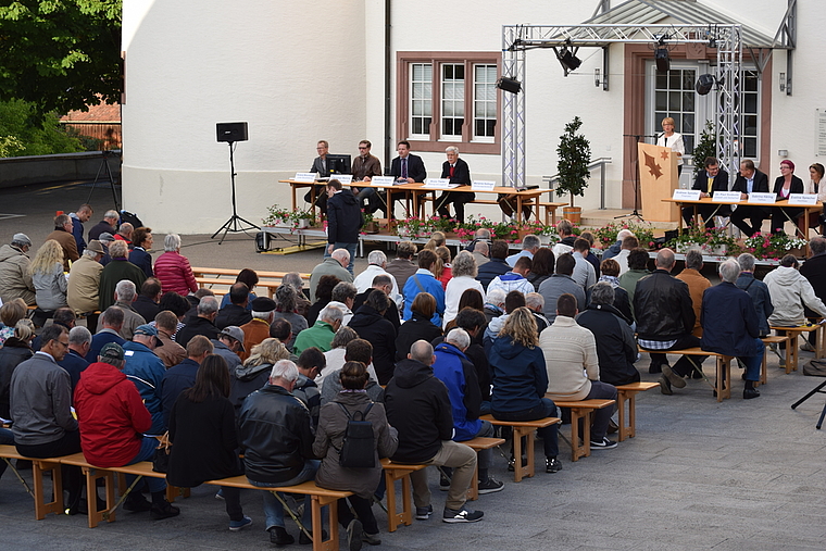 Trotzten der Schafskälte: Am Dienstagabend nahmen über 140 Stimmberechtigte an der Aescher «Landsgmeini» teil. Foto: B. Asper