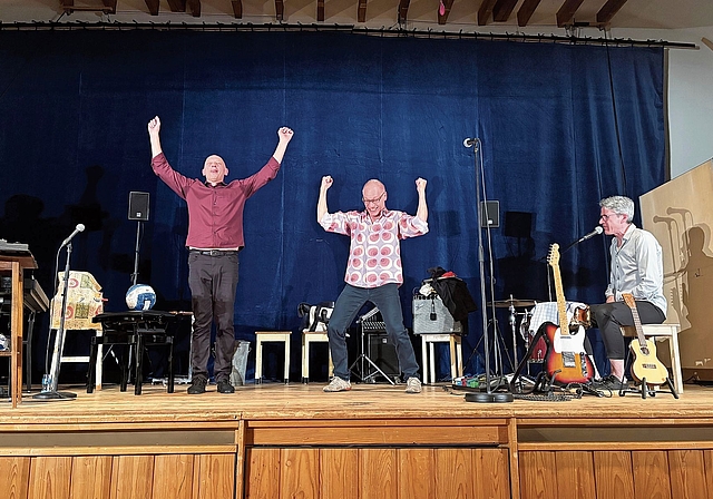Abschied: (von links) Roland Suter, Daniel Buser und Michael Wernli thematisieren in ihrer letzten Show Glück und Vergänglichkeit. Foto: Caspar Reimer
