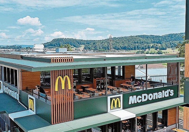 Doppelstöckig: Der neue McDonald’s ist pavillonartig aufgebaut, der Innenraum wird loungiger. Foto: zVg