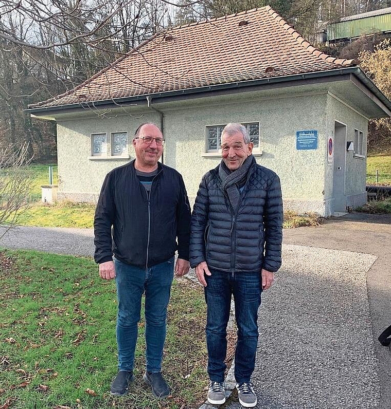 Vor dem Quellwasserpumpwerk Bernhardsmätteli: Georg Furler (r.) und sein Nachfolger Peter Hueber. Foto: Gaby Walther