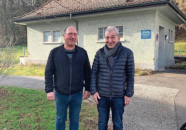 Vor dem Quellwasserpumpwerk Bernhardsmätteli: Georg Furler (r.) und sein Nachfolger Peter Hueber. Foto: Gaby Walther