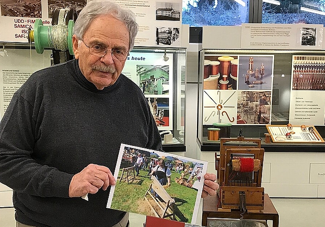 <em>Brachte Bilder mit: </em>Willi Thalmann hat in Zäziwil recherchiert, wie früher Textilien hergestellt wurden.Foto: peter walthard