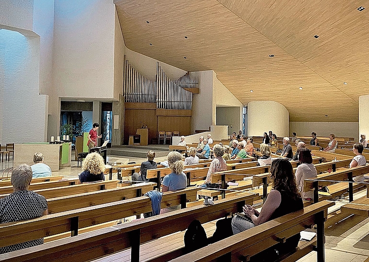 Wieder vereint: 39 Sängerinnen und Sänger der Circle Singers treffen sich wieder regelmässig, um die Kirche in Zwingen mit Musik zu füllen. Foto: Zoe zbinden