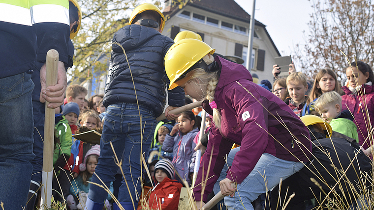 Nach dem Gesang: Schüler schlüpften in die Gummistiefel, setzten sich einen Bauhelm auf und schritten zum Spatenstich.
