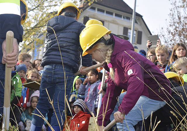 Nach dem Gesang: Schüler schlüpften in die Gummistiefel, setzten sich einen Bauhelm auf und schritten zum Spatenstich.
