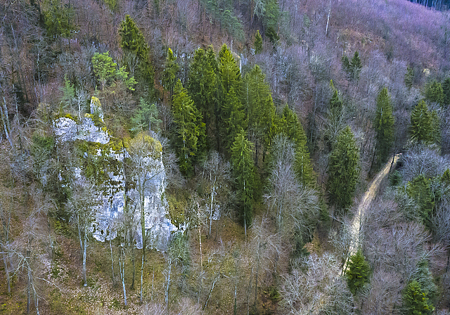 Hilsenstein aus der Luft: Die Ruine steht auf einer Felserhebung (links im Bild) – strategisch ideal gelegen und kaum
