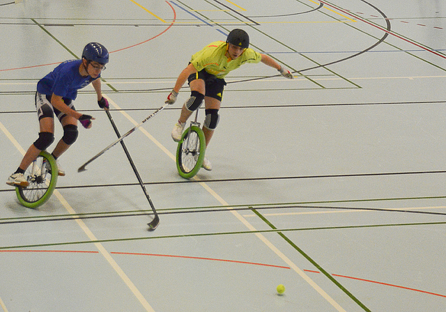 Dynamik pur: Körperbeherrschung steht beim Einradhockey an erster Stelle.  Foto: Jay Altenbach