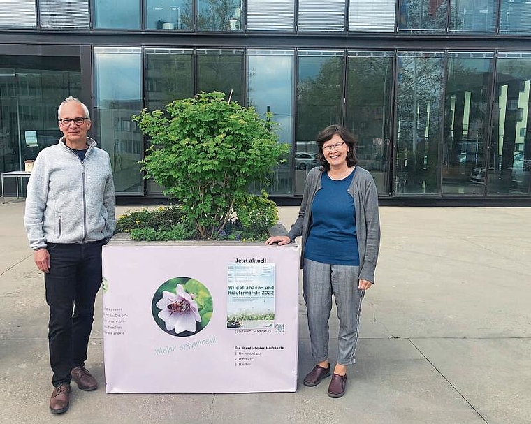 Reagieren auf die zunehmende Versiegelung: Marc Bayars, Leiter der Abteilung Umwelt Energie, und Gemeinderätin Doris Vögeli (GLP) beim Hochbeet vor dem Gemeindehaus. Foto: ZVG