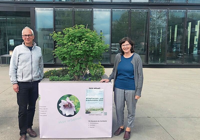 Reagieren auf die zunehmende Versiegelung: Marc Bayars, Leiter der Abteilung Umwelt Energie, und Gemeinderätin Doris Vögeli (GLP) beim Hochbeet vor dem Gemeindehaus. Foto: ZVG