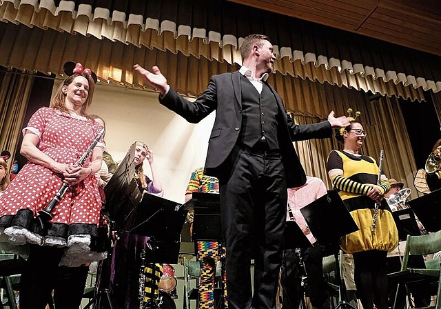 Ende gut – alles gut: Dirigent Eiermann kann auf den Musikverein stolz sein. Foto: Thomas Brunnschweiler