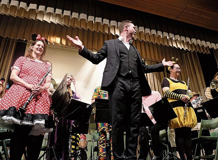 Ende gut – alles gut: Dirigent Eiermann kann auf den Musikverein stolz sein. Foto: Thomas Brunnschweiler