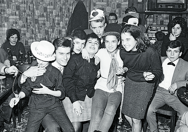 Vor 60 Jahren wurde schon ordentlich gefeiert: Beizenszene an der Laufner Fasnacht, aufgenommen im Stedtli  im Jahr 1963. Foto: zVg/Museum Laufental/Fotosammlung Schaltenbrand