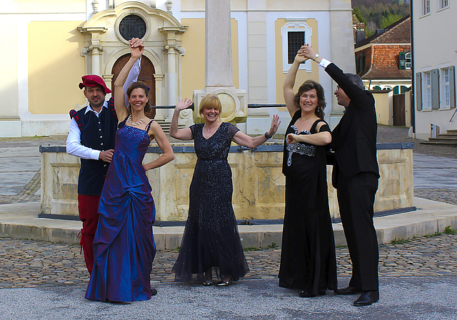 Das Komitee ist bereits festlich gekleidet (v. l.): Patrik Vögtli, OK-Präsidentin Vera von Rotz-Gass, Andrea Mercier, Svetlana und Oliver Ehinger. Es fehlen Dominique Ammann und Brigitte Treyer-Spitz.  Foto: Caspar Reimer