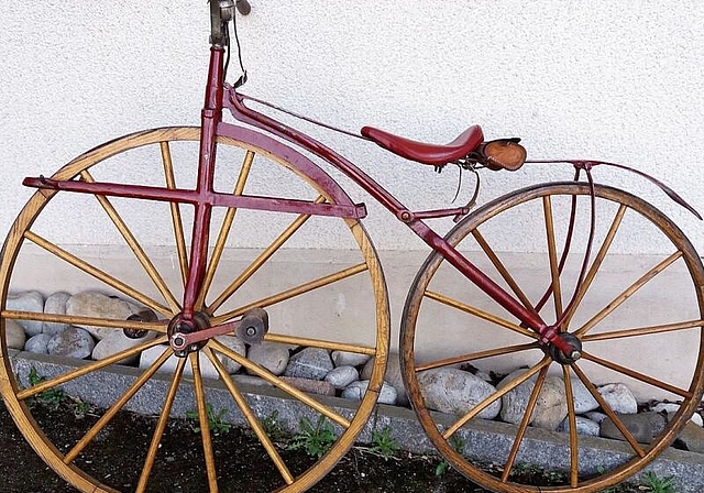 Ein Fahrrad aus einer anderen Zeit: Im Fahrradmuseum von Urs Hänggi in Nunningen kann man auch ein Veloziped mit Vorderradantrieb von Pierre Michaux (1813-1883) bestaunen. Foto: Linard Candreia