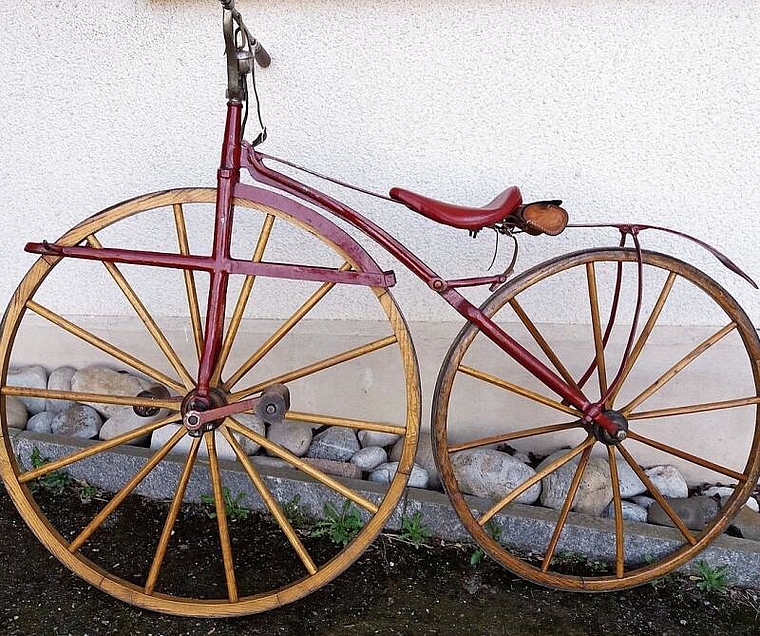 Ein Fahrrad aus einer anderen Zeit: Im Fahrradmuseum von Urs Hänggi in Nunningen kann man auch ein Veloziped mit Vorderradantrieb von Pierre Michaux (1813-1883) bestaunen. Foto: Linard Candreia