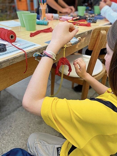 Makramee: Im Kurs lernten die Kinder, eine Wanddekoration zu knüpften.