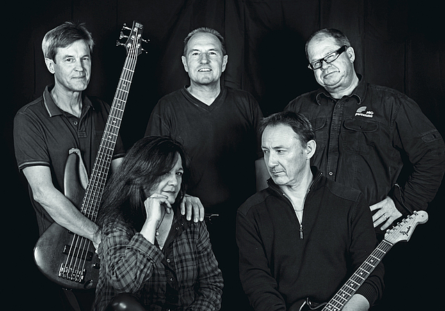 Transatlantic Band ist mit von der Partie: Roland Ernst (Bass), Felix Bolliger (Piano), Claude Conradi (Drums) hinten v. l.; Theresa Stucki (Voice) und Urs Graf (Gitarre) vorne.