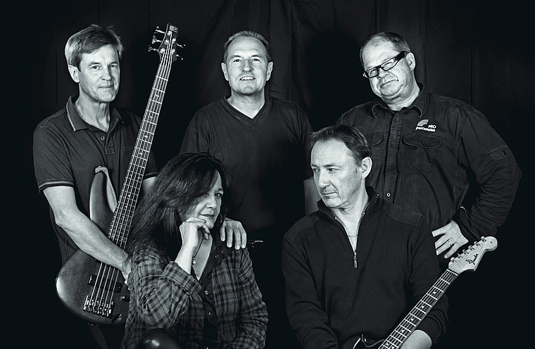 Transatlantic Band ist mit von der Partie: Roland Ernst (Bass), Felix Bolliger (Piano), Claude Conradi (Drums) hinten v. l.; Theresa Stucki (Voice) und Urs Graf (Gitarre) vorne.