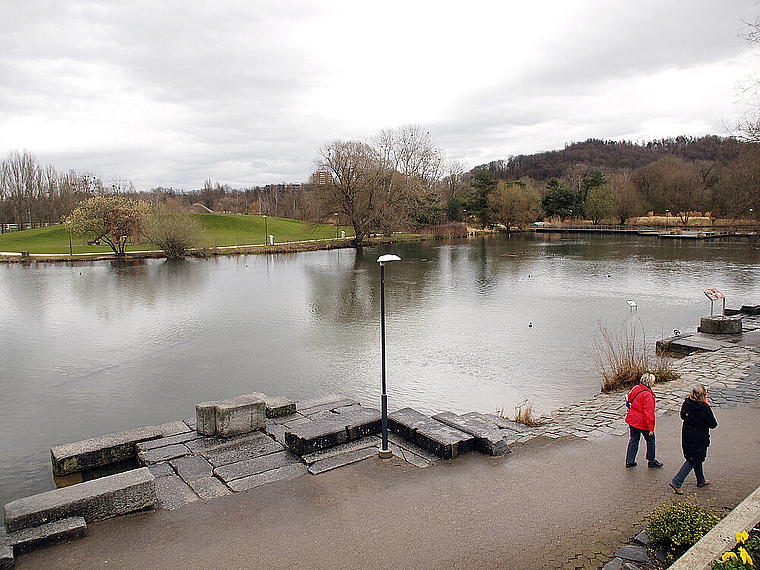 Weiherlandschaft beim Restaurant Seegarten: Hoffentlich lädt bald freundlicheres Wetter zum Flanieren und Spielen ein.  Foto: Tobias Gfeller