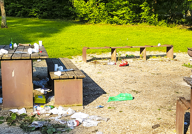 Riesensauerei: Der Grillplatz in der Reinacherheide wurde in der Nacht auf Sonntag komplett zugemüllt.  Foto: ZVG / Robert Bokhoven