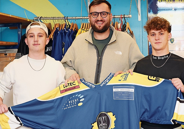 Vereint für den Verein: Tobias Häseli, Glenn Chevrolet und Nevio Quartara (von links) verbindet das Leibchen der Laufner U21-Equipe. Foto: eh-presse