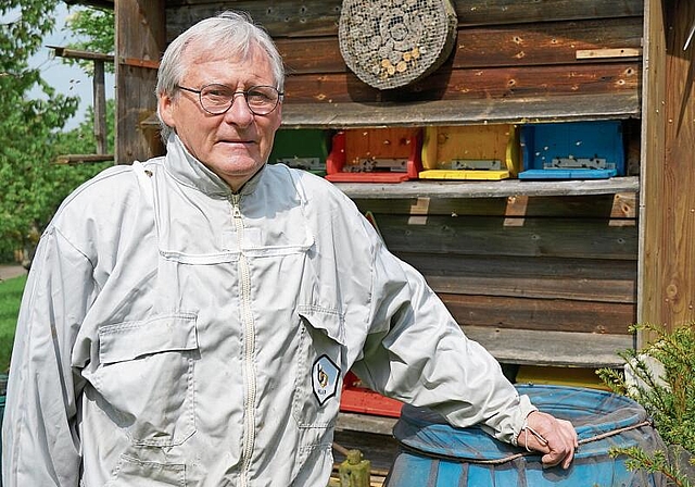 Imker aus Leidenschaft: Fritz Egger kontrolliert seine Bienenvölker am Lolibach in Dornach regelmässig. Foto: Tobias Gfeller