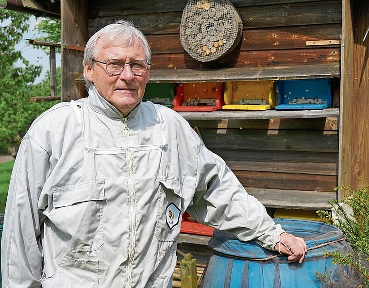 Imker aus Leidenschaft: Fritz Egger kontrolliert seine Bienenvölker am Lolibach in Dornach regelmässig. Foto: Tobias Gfeller