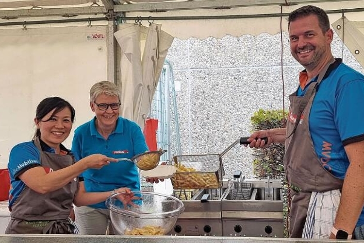 Nicht nur grosse Töne: Beim Musikverein Concordia gibt’s Pommes frites – Vereinspräsidentin und OK-Mitglied Salomé Derrer (Mitte) 
hilft trotz Dauerstress, wo sie kann.