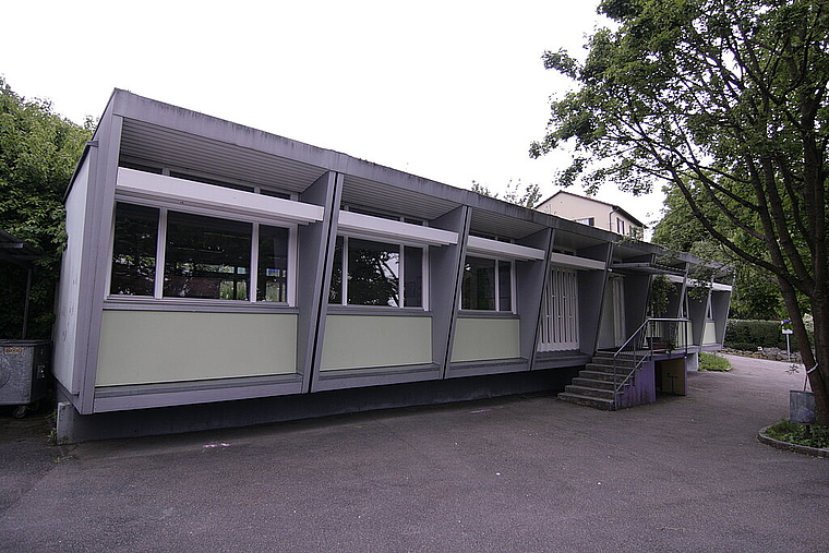 Vorlage an der kommenden Gemeindeversammlung: Die Gemeinde will den Pavillon im Südteil der Schulanlage Löffelmatt durch eine Aula mit zusätzlichen Klassenzimmern und einem Doppelkindergarten ersetzen – die Stimmbürger entscheiden.  Foto: Lukas