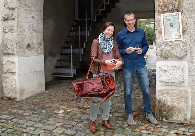 Die Mörder gingen durchs Wassertor: Denise Jost und Mathias Kressig haben zwei Mysterie-Walks erfunden. Der eine beruht auf einer wahren Kriminalgeschichte. Foto: Gaby Walther