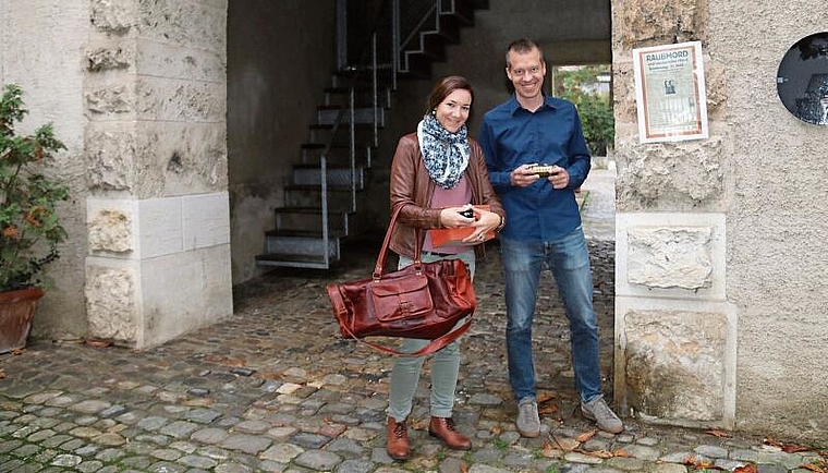 Die Mörder gingen durchs Wassertor: Denise Jost und Mathias Kressig haben zwei Mysterie-Walks erfunden. Der eine beruht auf einer wahren Kriminalgeschichte. Foto: Gaby Walther